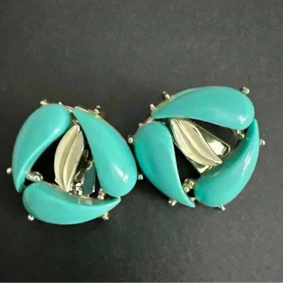 Vintage Aqua Green With White Leaf Center Silver Accents Clip Earrings - Picture 5 of 7